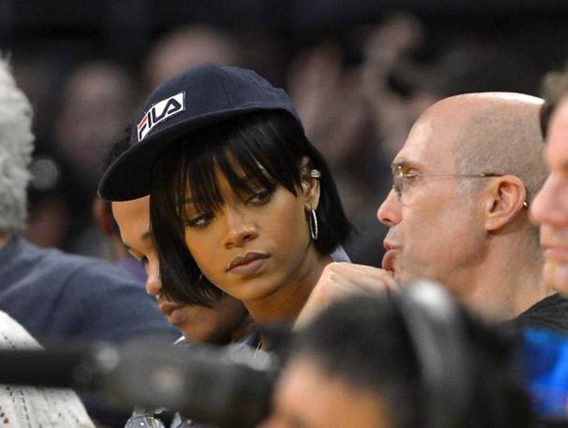  La cantante Rihanna con suo fratello minore Rajad Fanty assistono all&#39;incontro di basket tra i Laker vs Portland  a Los Angeles. Accanto alla cantante  il produttore cinematografico Jeffrey Katzenberg.  